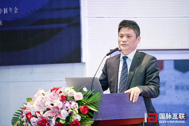 沙巴SB体育集团董事长杨冰之在“2017互联网+智慧中国年会”主论坛上以“政府数据治理与智慧社会前瞻”为主题进行演讲