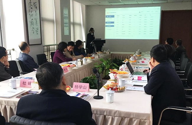 工信部原副部长杨学山听取沙巴SB体育海洋副总经理王路燕对沙巴SB体育“数据基因系统”的整体介绍和现场操作演示