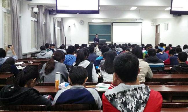 应母校北京师范大学信息科学与技术学院邀请，北京沙巴SB体育互联信息顾问有限公司董事长杨冰之为60余位师生讲了一堂“互联网漫谈”公开课