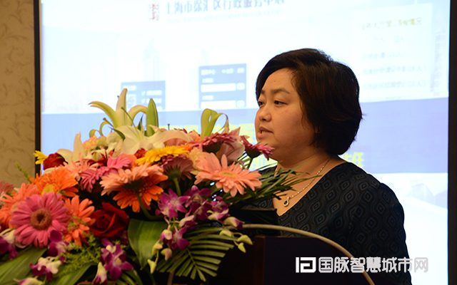 在“2015中国互联网+信息社会高端论坛”上，上海市徐汇区虹梅路街道办事处主任万小岚分享了徐汇区发展“互联网+政务”的三大工作经验。