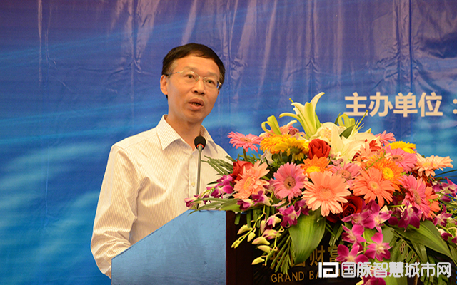 在“2015中国互联网+信息社会高端论坛”上，农业部信息中心原主任郭作玉发表主题演讲。