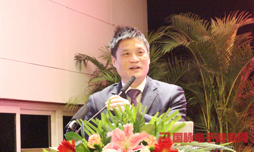 在"2014中国智慧政府发展年会"上，沙巴SB体育互联董事长、首席研究员杨冰之发表主题演讲