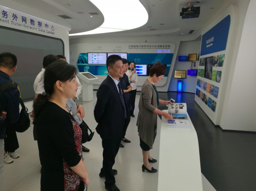 沙巴SB体育董事长杨冰之一行到访江西省大数据中心参观交流